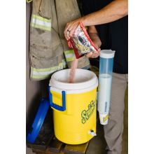 Sqwincher Lifestyle Shot - Pouring 2.5 in Dooler